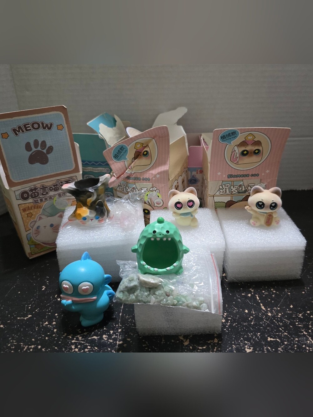 LOT of 5 Mystery Blind Boxes Figurines Cat Alien Crystals Blue Monster Hangodon
